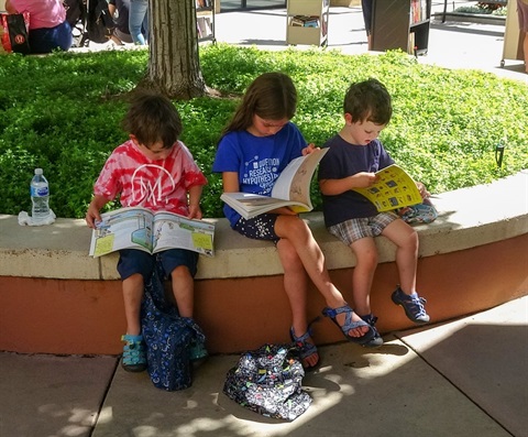 kids reading at library book sale
